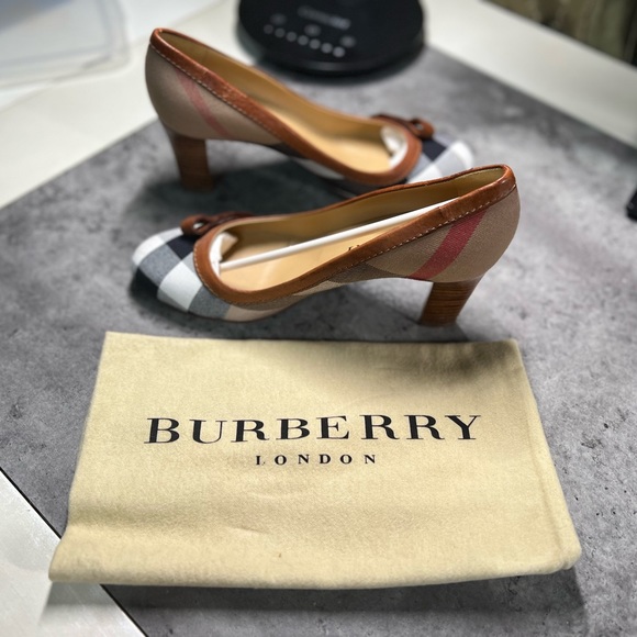 Burberry Vintage Nova Check Pumps - Picture 2 of 5